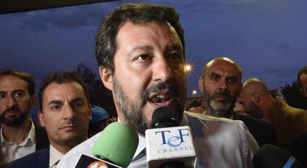 Nuovo duello con Carola, Salvini: «Provo vergogna per chi l'ha applaudita in Parlamento»