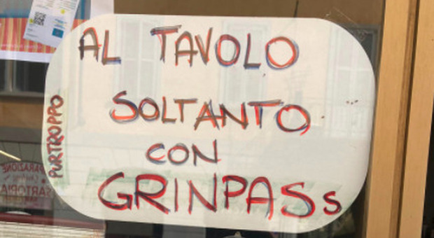 «Al tavolo solo con Grinpass »: il cartello fuori da un ristorante di Milano