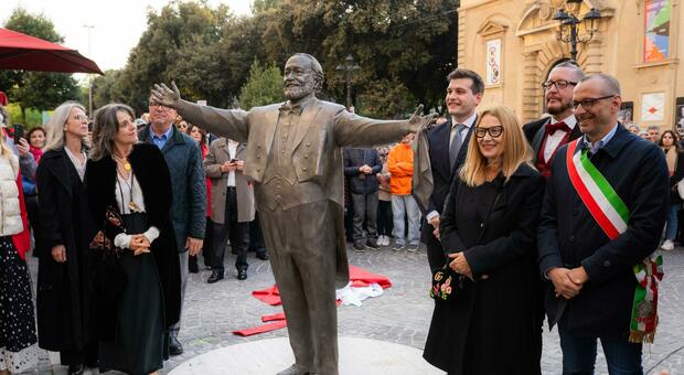 Pesaro omaggia Luciano Pavarotti con una statua: all'inaugurazione la moglie Nicoletta Mantovani e le due figlie