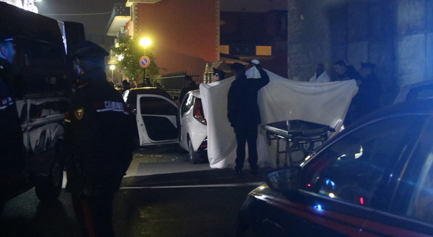 Napoli, la camorra torna a sparare due uomini uccisi dentro un'auto