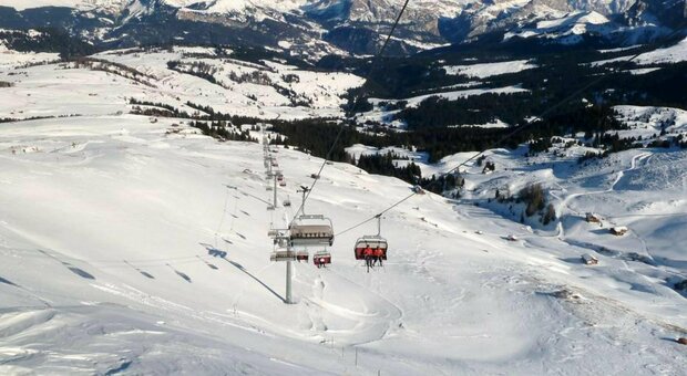 La foto generica tratta dal sito skiresort.it mostra la seggiovia di Goldknopf/Punta d'Oro nel comprensorio sciistico Alpe di Siusi.
