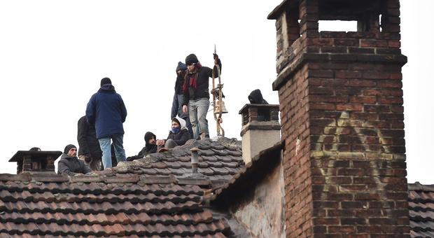 Torino, sgomberato il centro sociale Asilo. «Era base di un'associazione sovversiva». Contestati 21 attentati