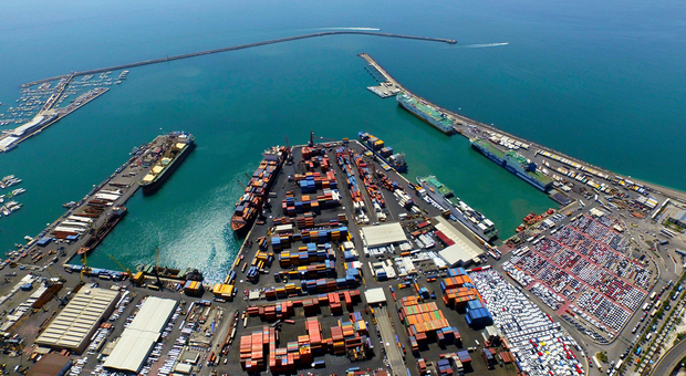 Traffici illeciti al porto, sequestrati 350 bomboloni gpl