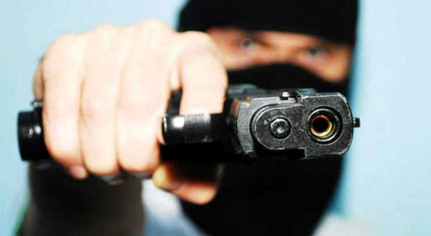 Colpi di pistola per rapinare la Bmw: arrestati due napoletani a Caserta