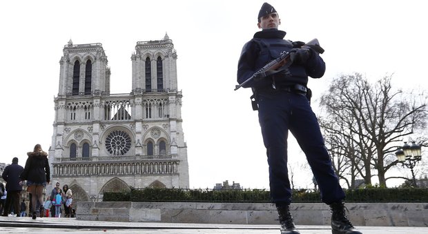 Parigi, auto piena di bombole di gas: fermate tre donne. «Pronte ad attacchi»