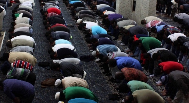 Napoli, colla ad ingresso moschea per fare estorsione: in manette