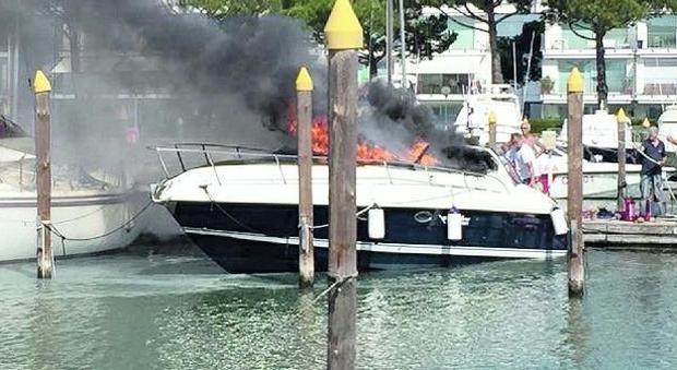 Scoppia un incendio a bordo: in fumo barca da 120mila euro