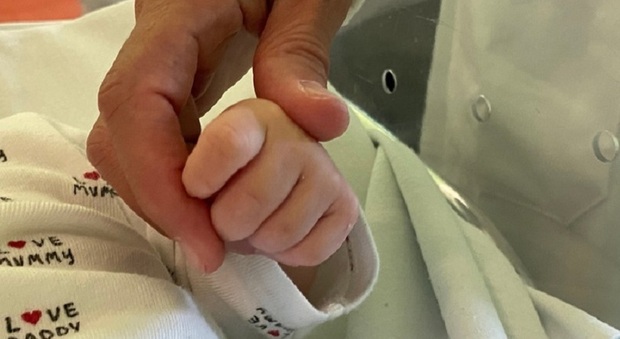 Neonato di 3 mesi operato al pancreas per una rara malattia: «Ora sta bene»