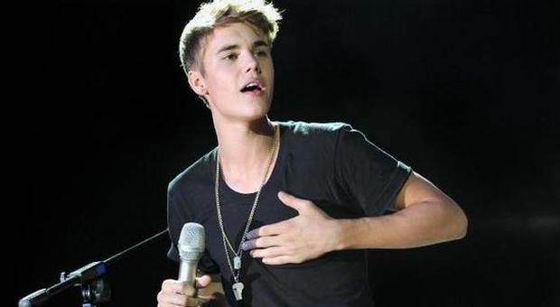 Justin Bieber delude i fans, duemila dollari per concerto e selfie: «Non ti vergogni?»