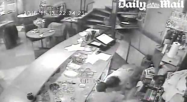 Le immagini della sparatoria in un bar di Parigi durante l'attacco del 13 novembre