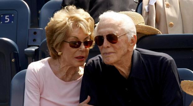 Kirk Douglas e la moglie Anne, entrambi centenari, festeggiano 65 anni di matrimonio