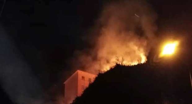 Brucia via delle Terme Romane: notte di fuoco e gente in strada