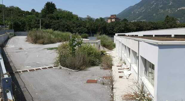Centro Autismo di Avellino, spreco milionario tra erbacce e degrado