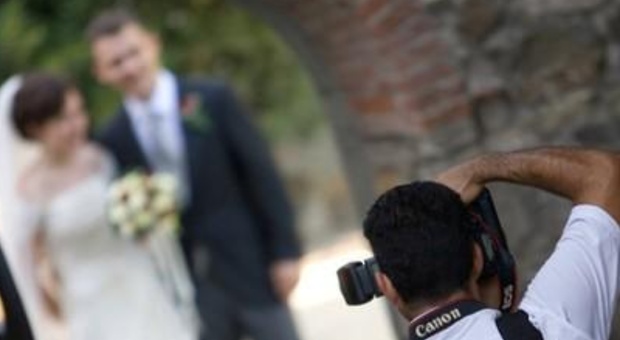 Sposa in lacrime al matrimonio: «Mia nipote ha rovinato tutto, ecco cosa ha combinato con il fotografo»