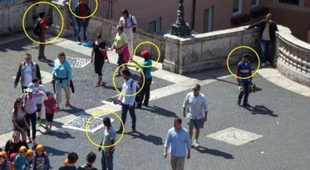 Ambulanti abusivi a piazza di Spagna (Foto Toiati)