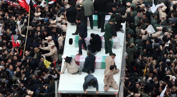 immagine Iran, folla sterminata ai funerali di Soleimani
