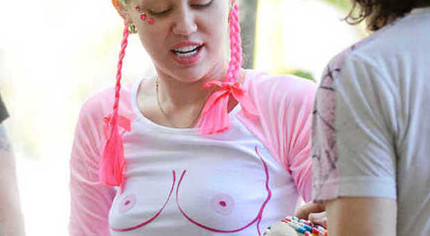 Miley Cyrus incorreggibile, a Miami ​con la "maglietta topless"
