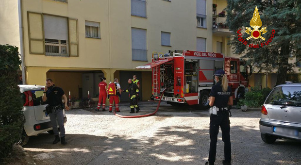 Incendio a Padova: condominio di quattro piani evacuato. Una donna intossicata