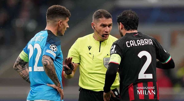 Di Lorenzo e Calabria discutono con l'arbitro Kovacs