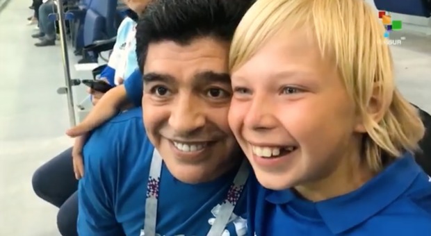 Maradona fa felice Daniyar: al Mondiale l'incontro col super tifoso