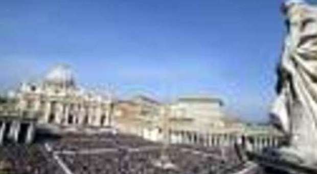 L'autista dei fedeli in attesa del Papa si spoglia in Piazza S. Pietro e aggredisce una ragazza
