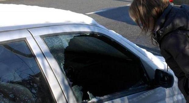 Spacca il finestrino dell'auto a pugni per aggredire la ex: fermato in tempo