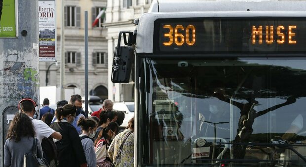Coprifuoco Roma, il piano trasporti: stop metro alle 22, bus fino alle 24