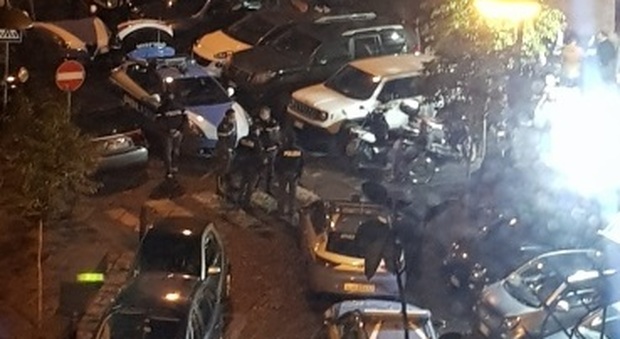 Napoli, fuochi d'artificio in una piazza del centro storico: arriva la polizia