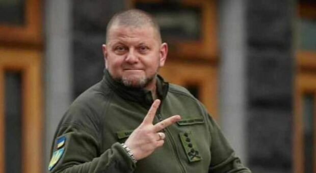 Zaluzhny, selfie e sorrisi: chi è il comandante dell'Ucraina che sta fermando l'esercito di Putin