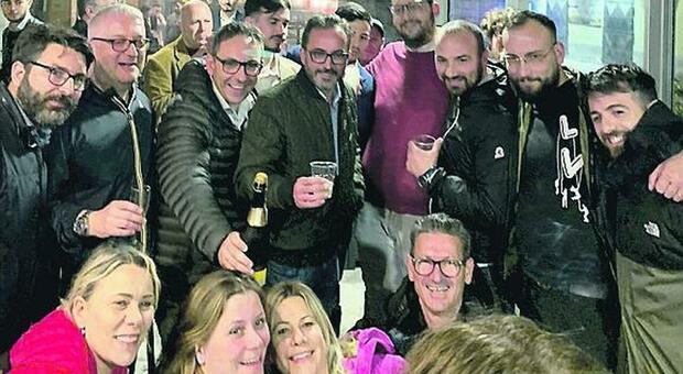 Lo staff di Antonino Santillo festeggia dopo le elezioni a Orta di Atella