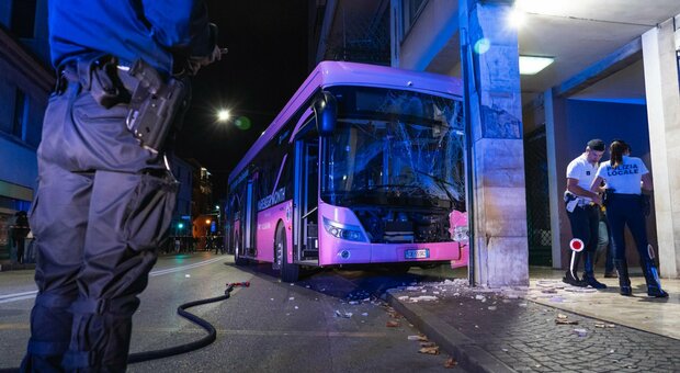 Mestre. Bus contro la colonna, il sindaco: «Sospeso l’utilizzo dei pullman elettrici de La Linea»