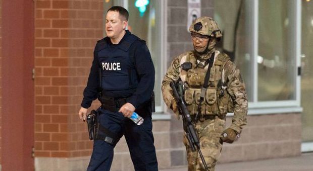 Canada, si veste da Rambo e uccide tre poliziotti. Caccia all'uomo. Appello alla popolazione: «Non uscite di casa»