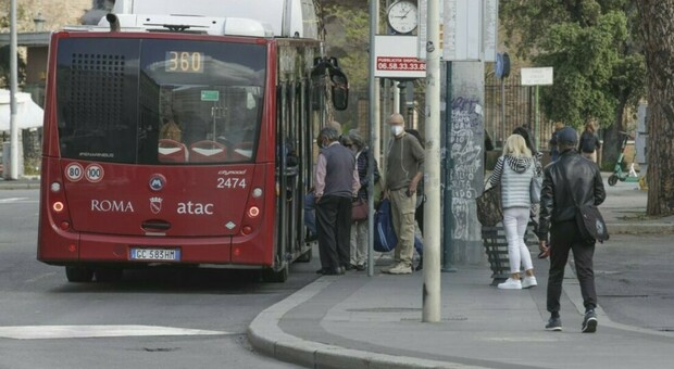Roma, paura sulla Togliatti: colpito a bottigliate mentre aspetta il bus