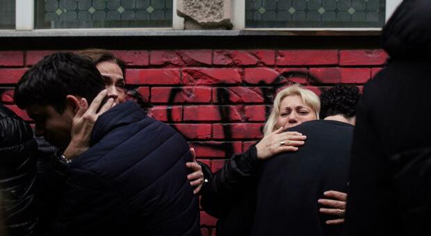 Strage nella scuola a Belgrado, arrestato il papà del 13enne. «Non ha garantito la custodia delle armi in casa»