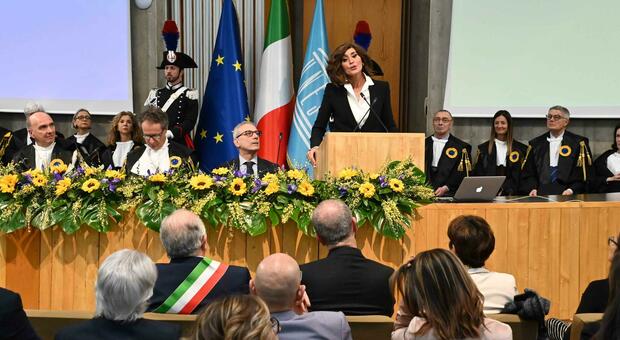 Urbino, la ministra Bernini inaugura l'anno accademico: «Dal Rinascimento l'innovazione, puntate sempre più sulla ricerca»