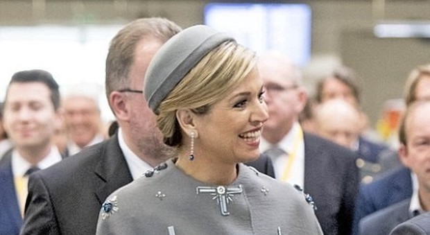 Cappotto con la svastica, polemiche per la regina d'Olanda in visita in Germania