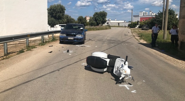 La moto sull'asfalto dopo l'impatto con l'auto