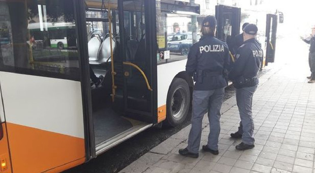 Senza biglietto e mascherina sul bus aggrediscono conducente: denunciati