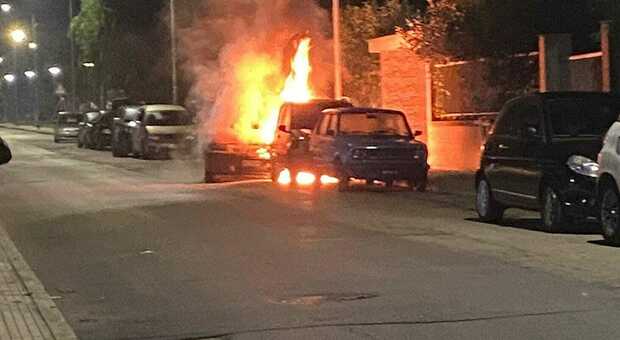 Salento, un'altra notte di fuoco: due auto incendiate a Carmiano, non esclude il dolo. Mezzo in fiamme sulla tangenziale