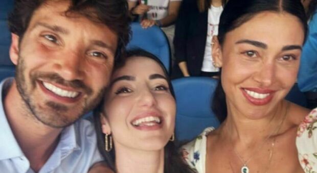 Belen, selfie scacciacrisi con Stefano De Martino (e la cognata Adelaide): quadretto famigliare al Maradona