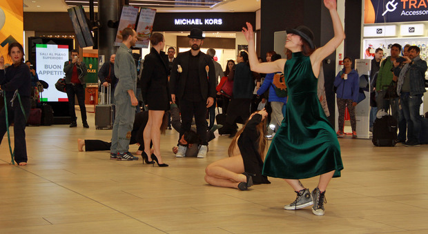 Aeroporto di Fiumicino, show di 15 ballerini fra i viaggiatori per annunciare l'Equilibrio Festival