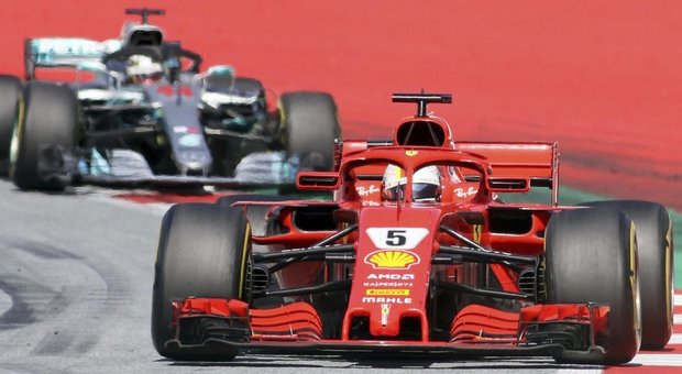 La Ferrari SF71H di Sebastian Vettel precede la Mercedes W09 si Lewis Hamilton a Zeltweg