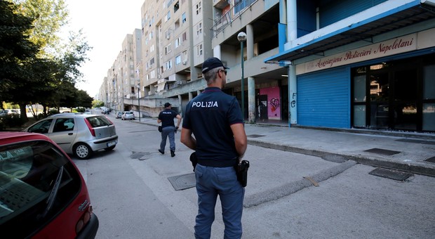 Napoli, 38enne picchia la madre e ferisce due poliziotti a colpi di forbici: arrestato