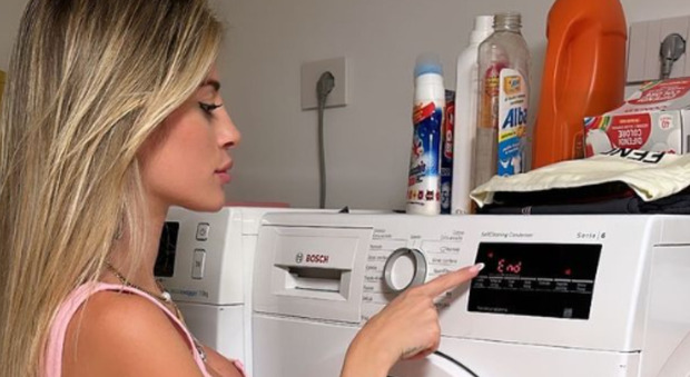 Chiara Nasti: «Perché imparare a fare la lavatrice se c'è chi lo fa per me». La foto che risponde alla polemica