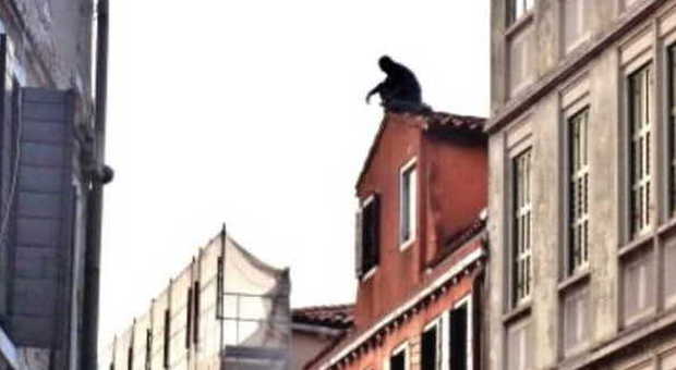 Il giovane sul tetto