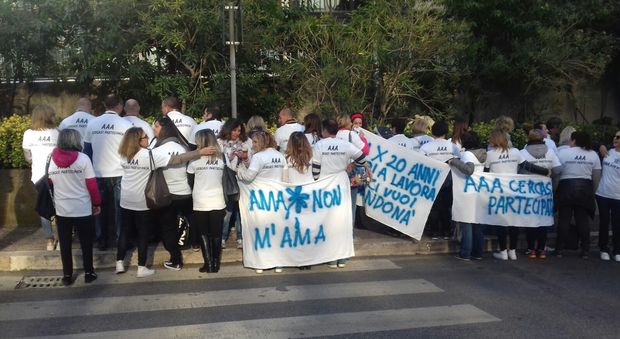 Roma, sit-in dei lavoratori della Multiservizi a rischio licenziamenti: «Ama non m'Ama»