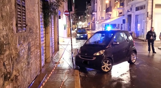 San Benedetto, il cornicione si stacca: calcinacci colpiscono un'auto in sosta