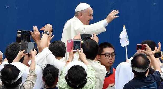 Il Papa in Corea: "No alle economie disumane che creano nuovi poveri"