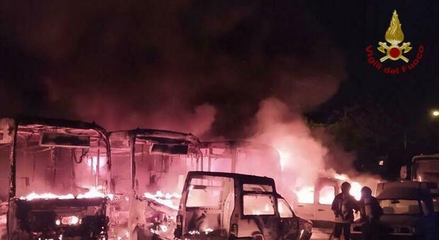 Inferno di fuoco nel deposito delle Fse: in fiamme 7 pullman e altri mezzi aziendali