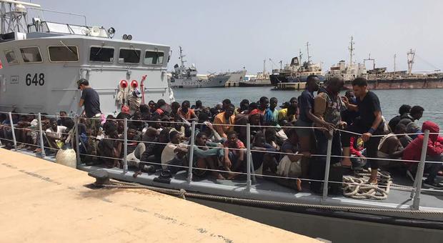 Arrivata a Messina nave militare irlandese con 106 migranti a bordo. Salvini: stop missioni internazionali